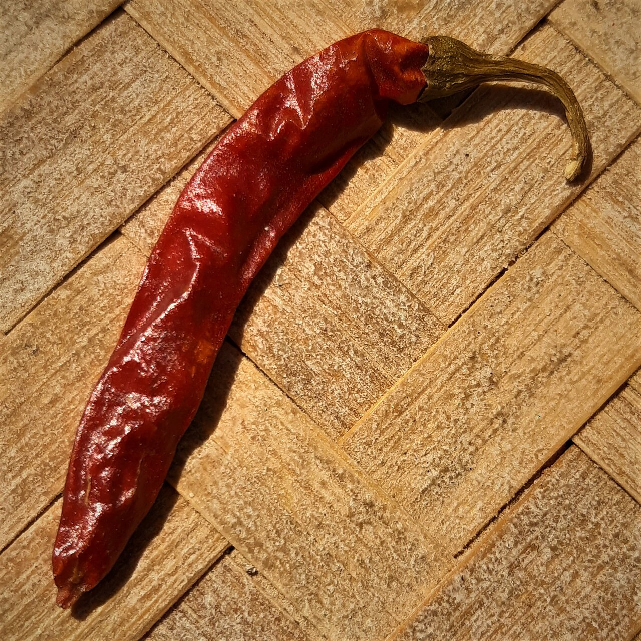 Chili - Von Sabina Bajracharya - CC BY-SA 4.0, https://commons.wikimedia.org/wiki/File:Capsicum_annuum-Red_Chilli_Pepper_01.jpg