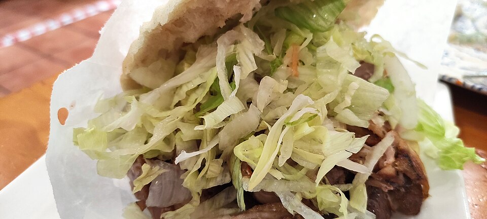 Döner - Von Francesc Fort - CC BY-SA 4.0, https://commons.wikimedia.org/wiki/File:Doner_Kebab,_sols_carn_i_lletuga..jpg