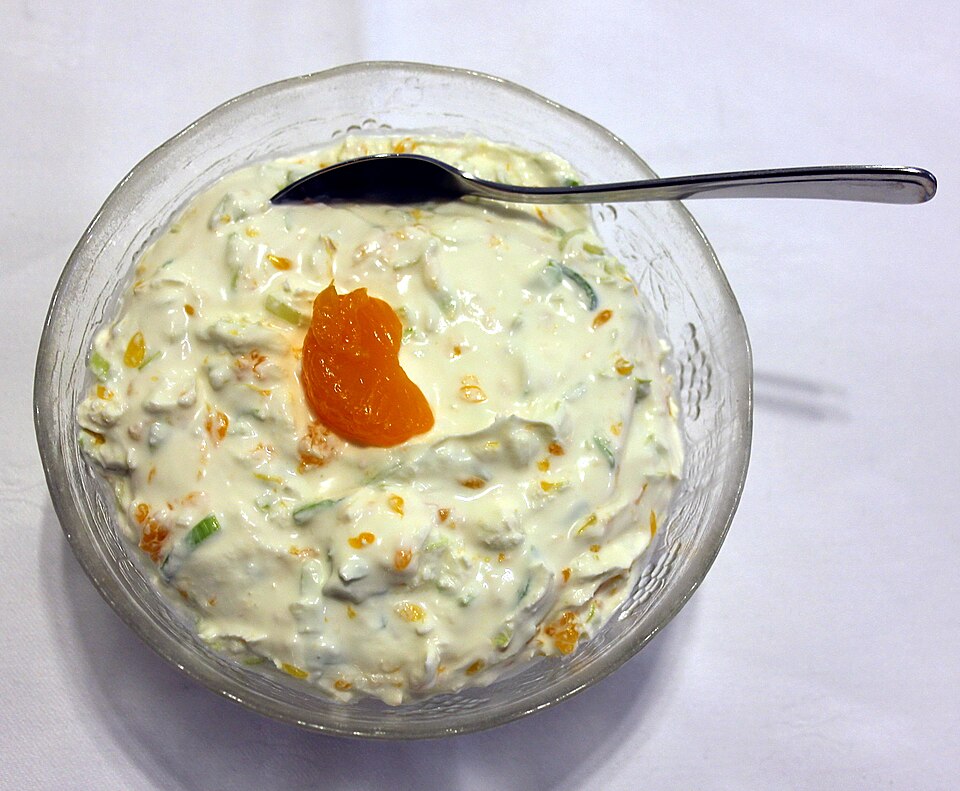 Frischkäse - Von Usien - CC0, https://commons.wikimedia.org/wiki/File:B_Frischkaese_mit_lauch_und_Manderinen_2016-01-25_11-04-22_-_0011.JPG
