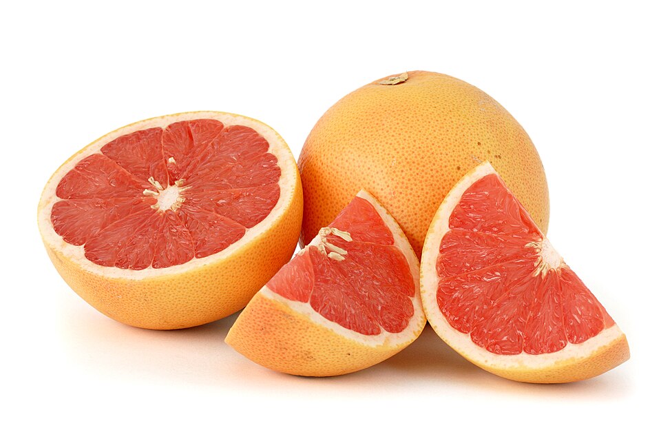 Grapefruit - Von Citrus_paradisi_(Grapefruit,_pink).jpg: א (Aleph) derivative work: — raeky - CC BY-SA 2.5, https://commons.wikimedia.org/wiki/File:Citrus_paradisi_(Grapefruit,_pink)_white_bg.jpg