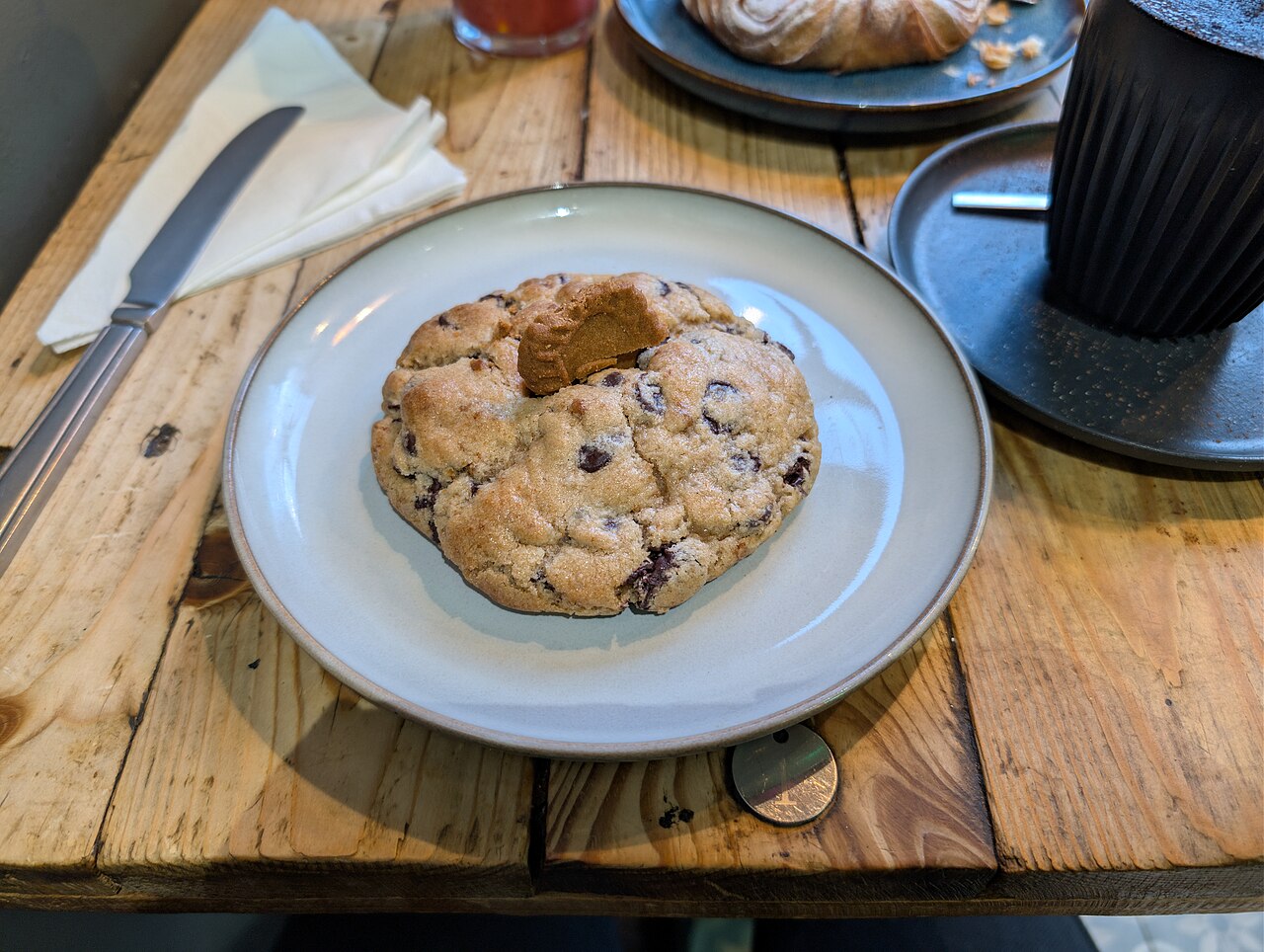 Kekse - Von Andy Li - CC0, https://commons.wikimedia.org/wiki/File:Biscoff_Stuffed_Cookie_-_Max'd_Out_Cookies_2025-11-13.jpg