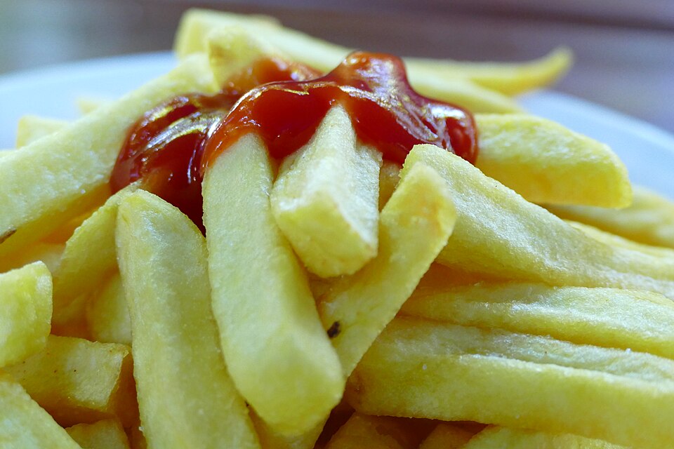 Ketchup - Von Kritzolina - CC BY-SA 4.0, https://commons.wikimedia.org/wiki/File:French_Fries_with_Ketchup_01.jpg