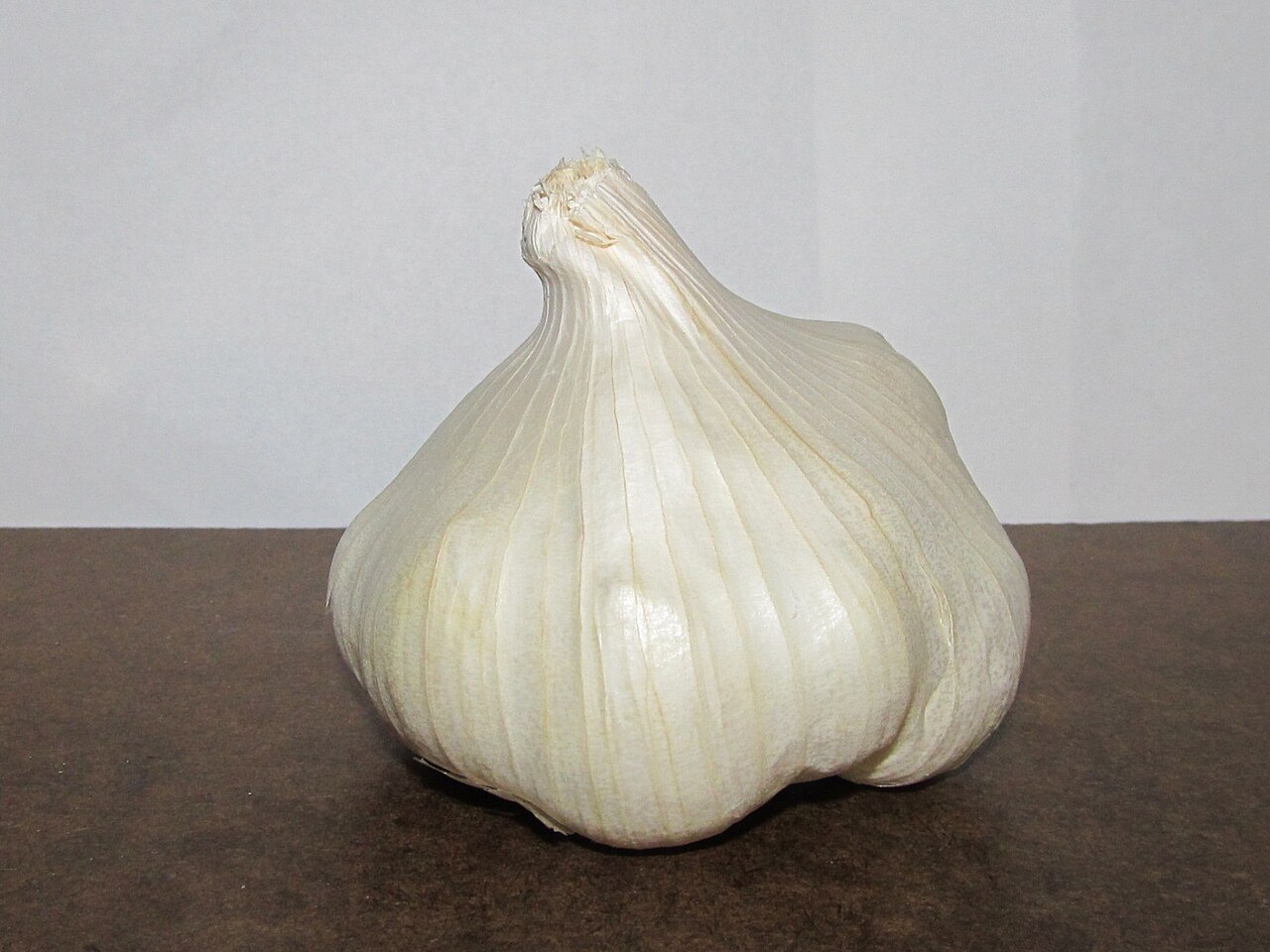 Knoblauch - Von Willis Lam - CC BY-SA 2.0, https://commons.wikimedia.org/wiki/File:Garlic_Bulb_(17203047111).jpg
