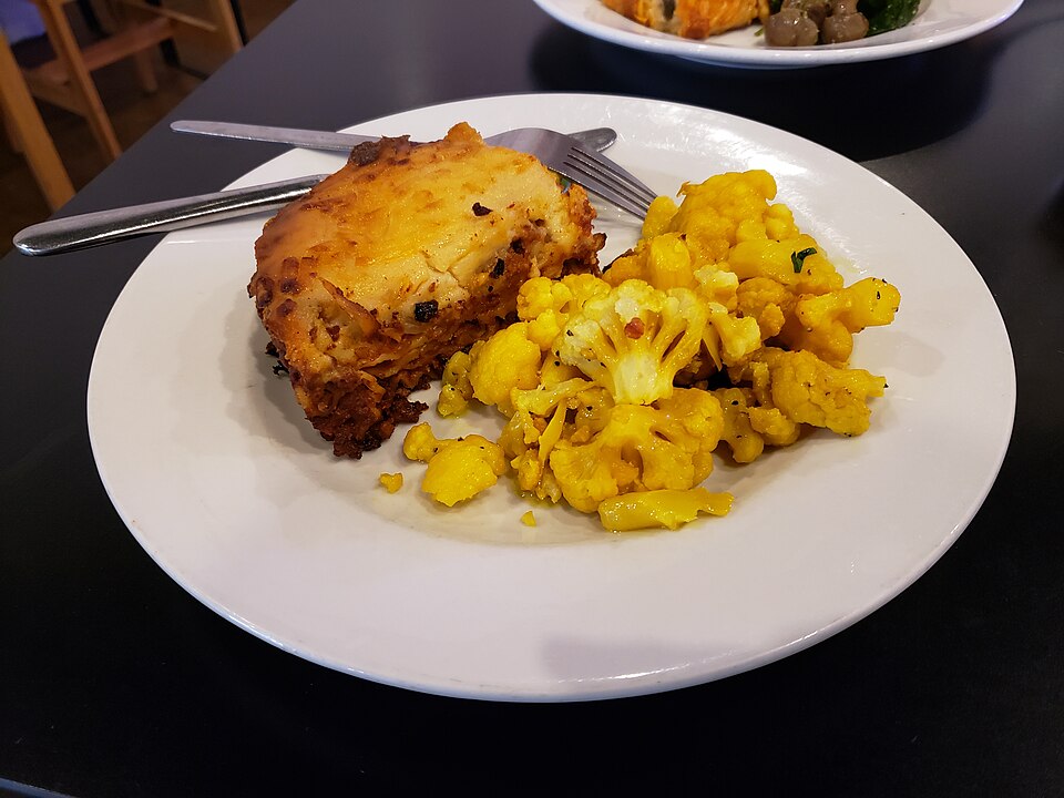 Lasagne - Von Andy Li - CC0, https://commons.wikimedia.org/wiki/File:Halal_Beef_Lasagne_and_Cauliflowers_-_Foodilic_2024-08-12.jpg