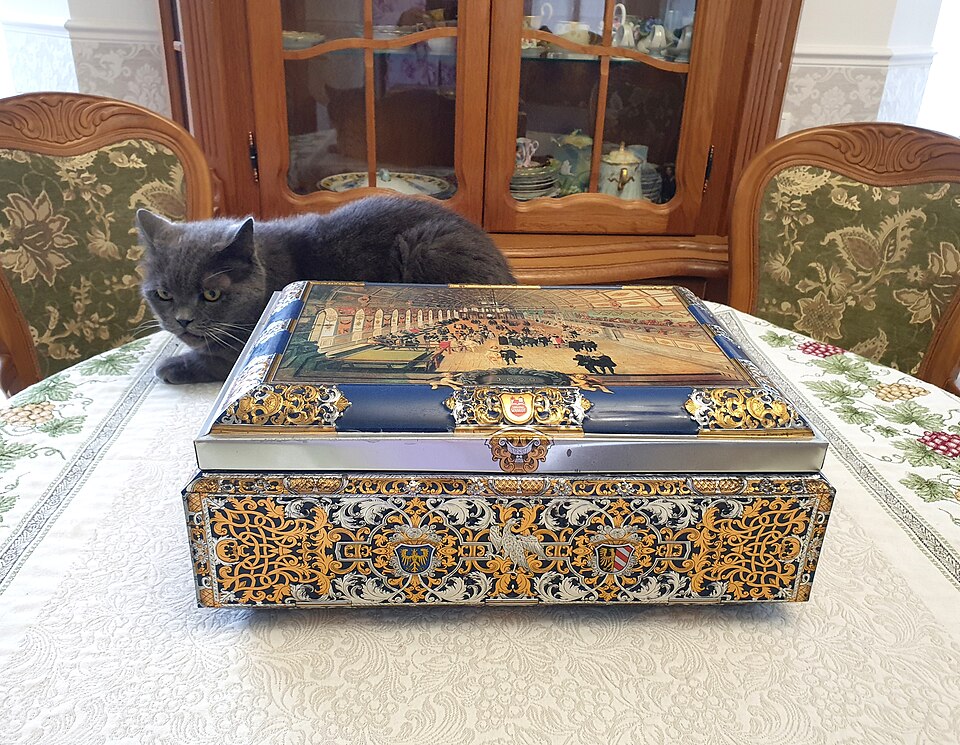 Lebkuchen - Von Tess Mattew - CC BY-SA 4.0, https://commons.wikimedia.org/wiki/File:2024.10.04_Nurnberger_Lebkuchen_box_and_British_Shorthair_Cat_on_the_table.jpg