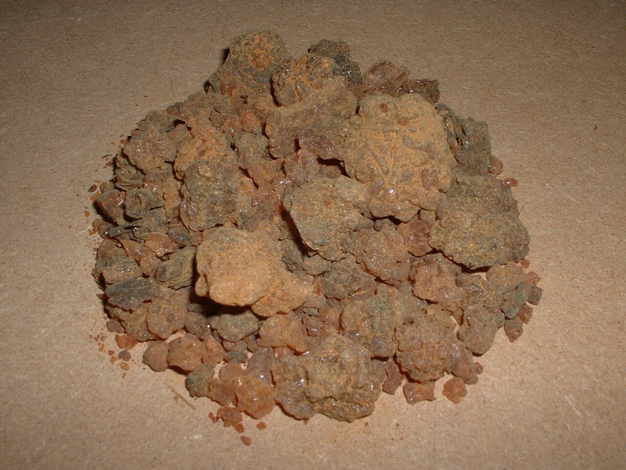 Myrrhe - Von No machine-readable author provided. Gaius Cornelius assumed (based on copyright claims). - Public domain, https://commons.wikimedia.org/wiki/File:Myrrh.JPG