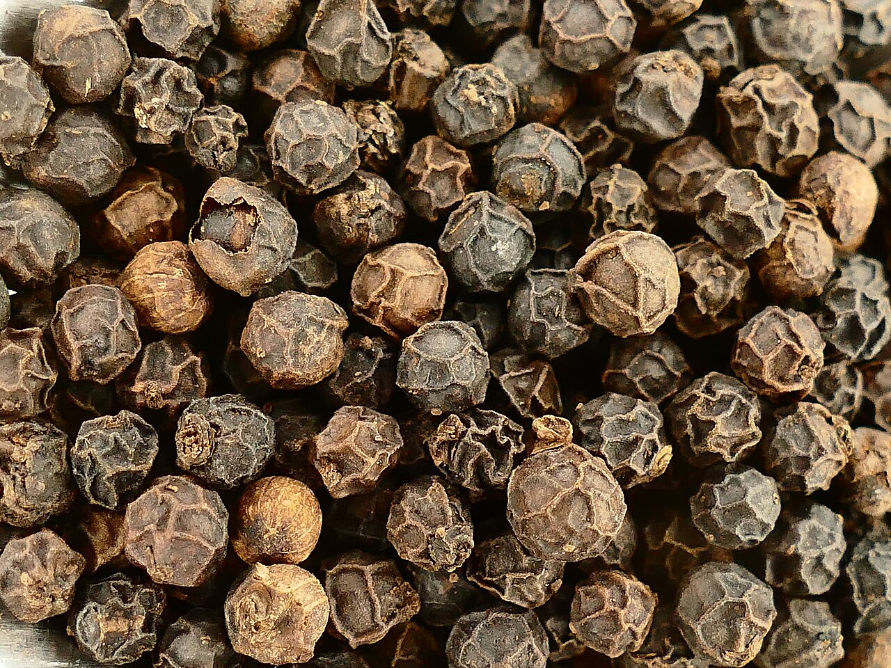 Pfeffer - Von Xitop753 - CC BY-SA 4.0, https://commons.wikimedia.org/wiki/File:Black_Peppercorns.jpg