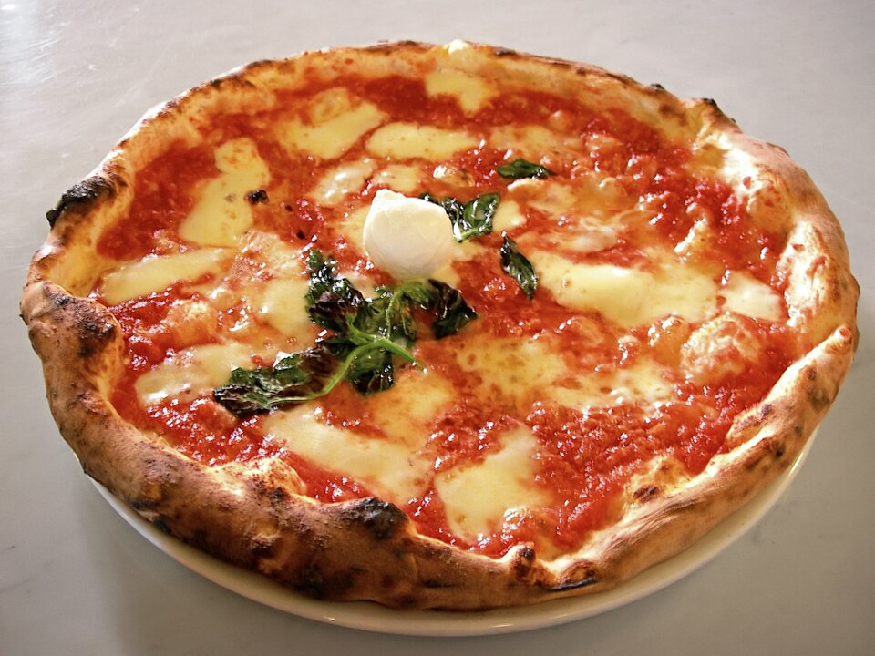 Pizza - Von Valerio Capello at English Wikipedia - CC BY-SA 3.0, https://commons.wikimedia.org/wiki/File:Eq_it-na_pizza-margherita_sep2005_sml.jpg