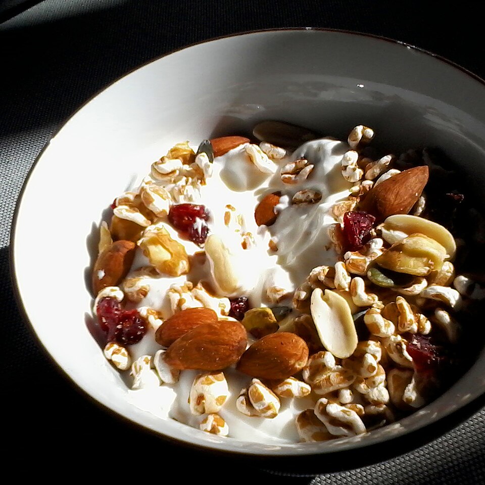 Quark - Von nevena kukoljac - CC BY 2.0, https://commons.wikimedia.org/wiki/File:Breakfast_with_quark_and_nuts_2015.jpg