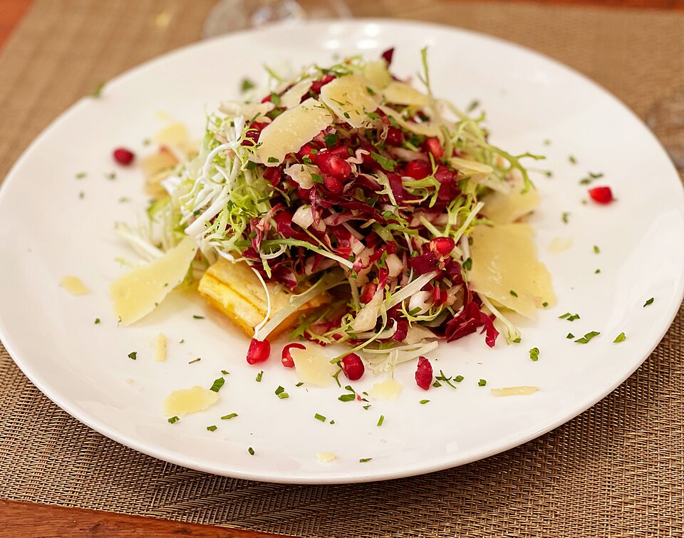 Radicchio - Von Wikimedia Commons - Wikimedia Commons, https://commons.wikimedia.org/wiki/File:Delicata_squash_salad_-_the_girl_&_the_fig_-_2021-11-25_-_Sarah_Stierch.jpg
