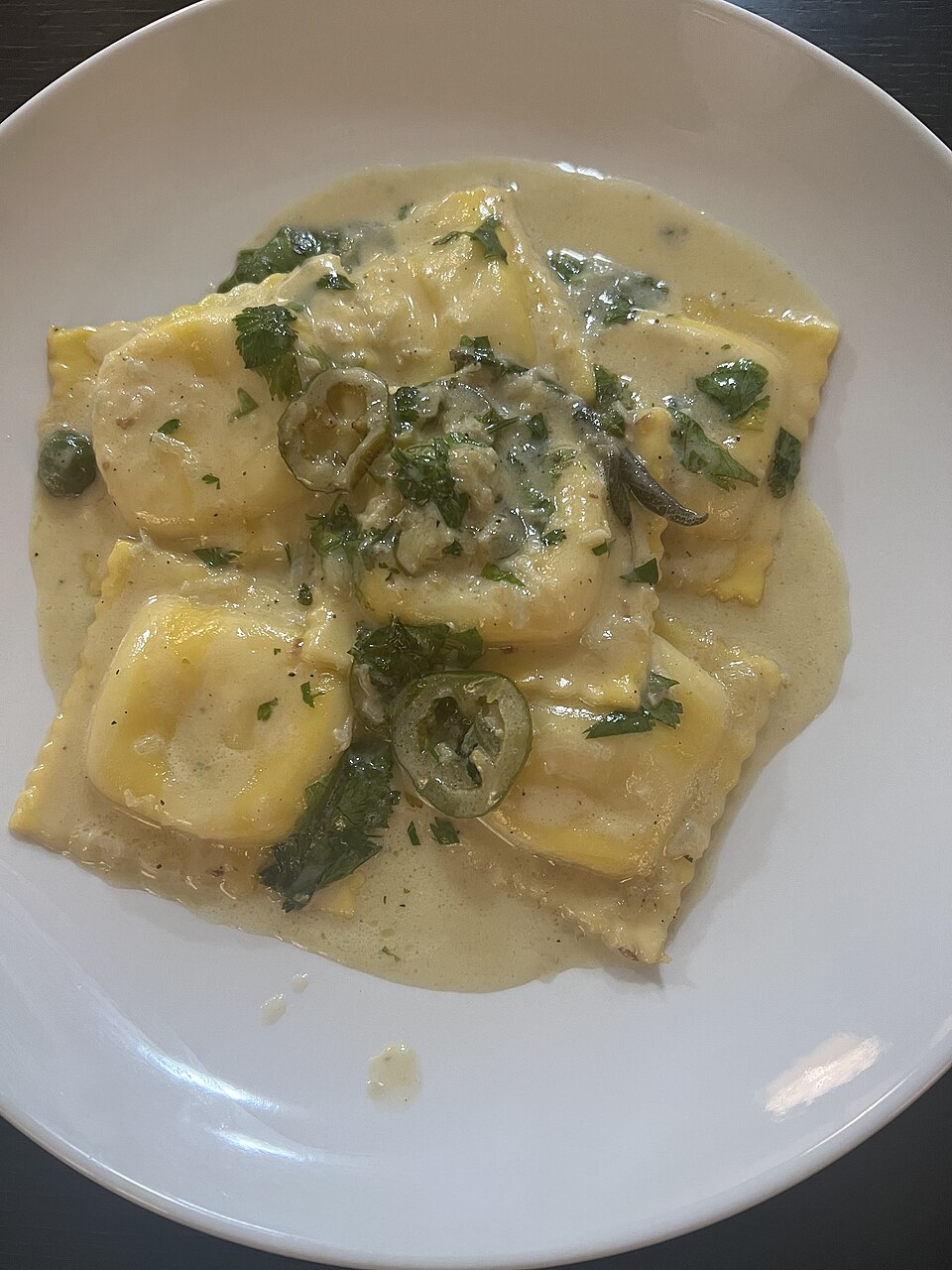 Ravioli - Von HaJunkiyada - CC BY-SA 4.0, https://commons.wikimedia.org/wiki/File:Liat_Portal_for_Foodie_Disorder_-_Four_cheese_ravioli_with_cream_sauce.jpg