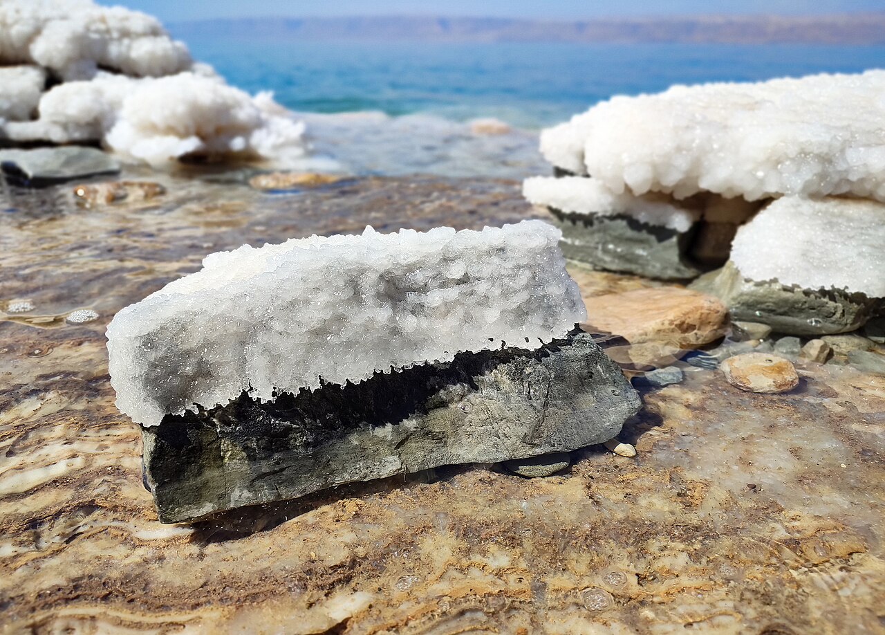 Salz - Von Petar Milošević - CC BY-SA 4.0, https://commons.wikimedia.org/wiki/File:Dead_Sea_salt_crystals.jpg