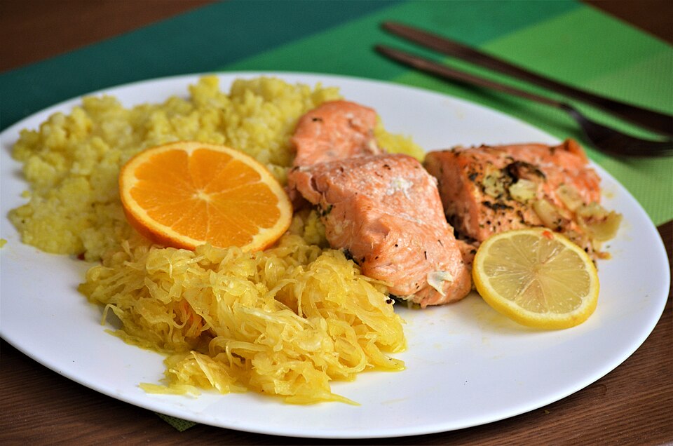 Sauerkraut - Von Silar - CC BY-SA 4.0, https://commons.wikimedia.org/wiki/File:02021_0635_(2)_Sauerkraut_with_salmon.jpg