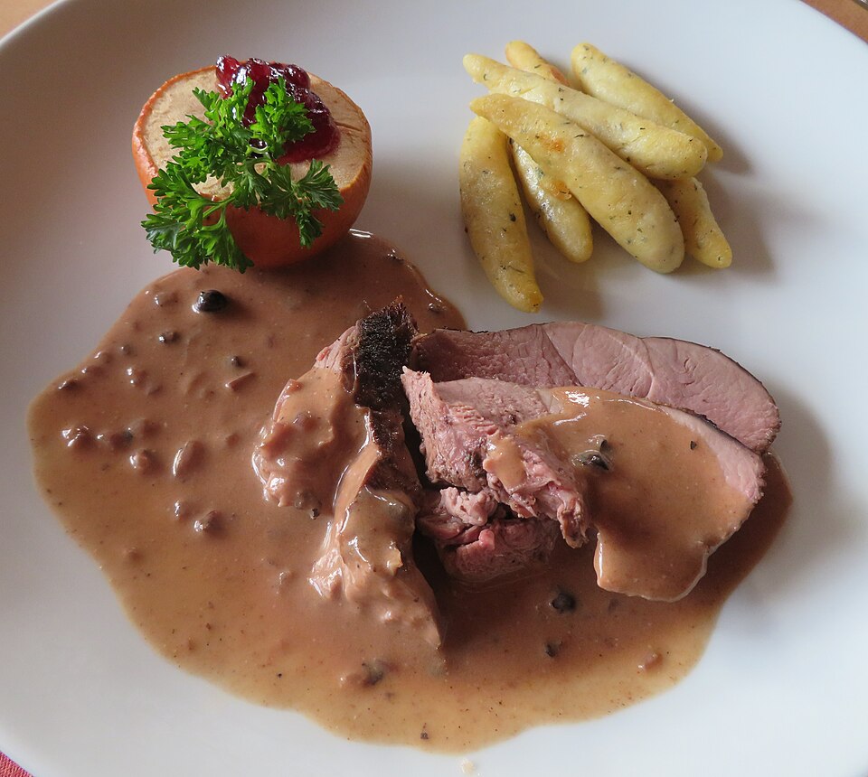 Schupfnudeln - Von Xocolatl - CC BY-SA 4.0, https://commons.wikimedia.org/wiki/File:AaIMG_8671_(2)_Rehkeule_mit_Schupfnudeln_und_Preiselbeerapfel.jpg