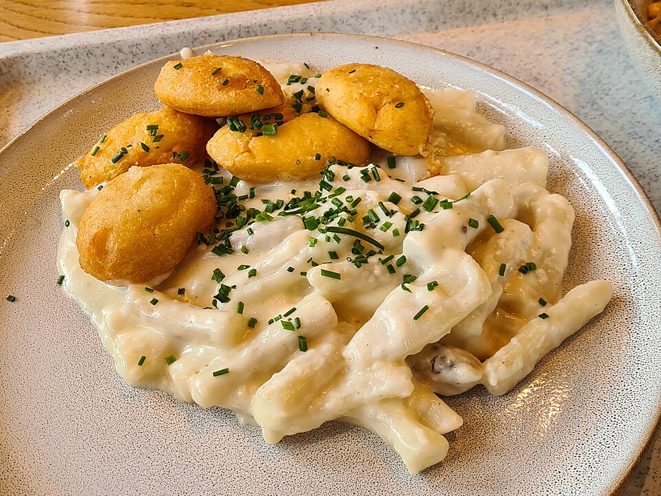 Schwarzwurzeln - Von Benreis - CC BY-SA 4.0, https://commons.wikimedia.org/wiki/File:Schwarzwurzeln_Kartoffelkrapfen_Restaurant_Olympiasee.jpg