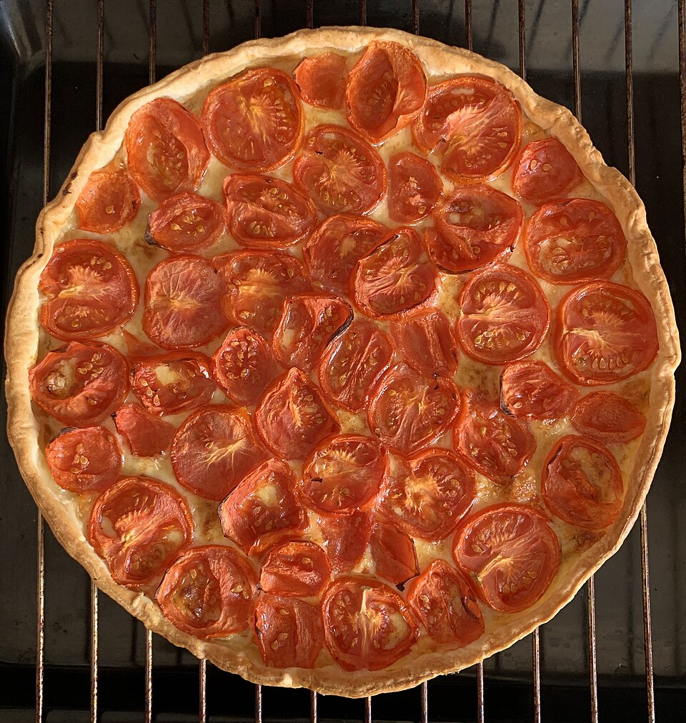 Tomate - Von Benoît Prieur - CC0, https://commons.wikimedia.org/wiki/File:Préparation_d'une_tarte_à_la_tomate_(06)_-_sortie_du_four.jpg
